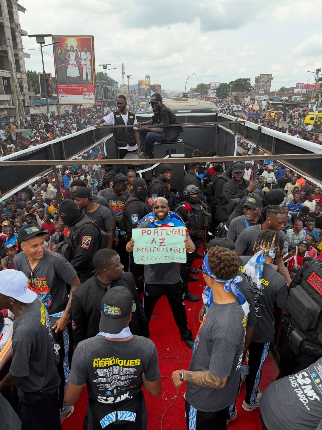 开云移动版-放狠话×2！民主刚果游行庆典，巴坎布举标语：葡萄牙尽在掌握